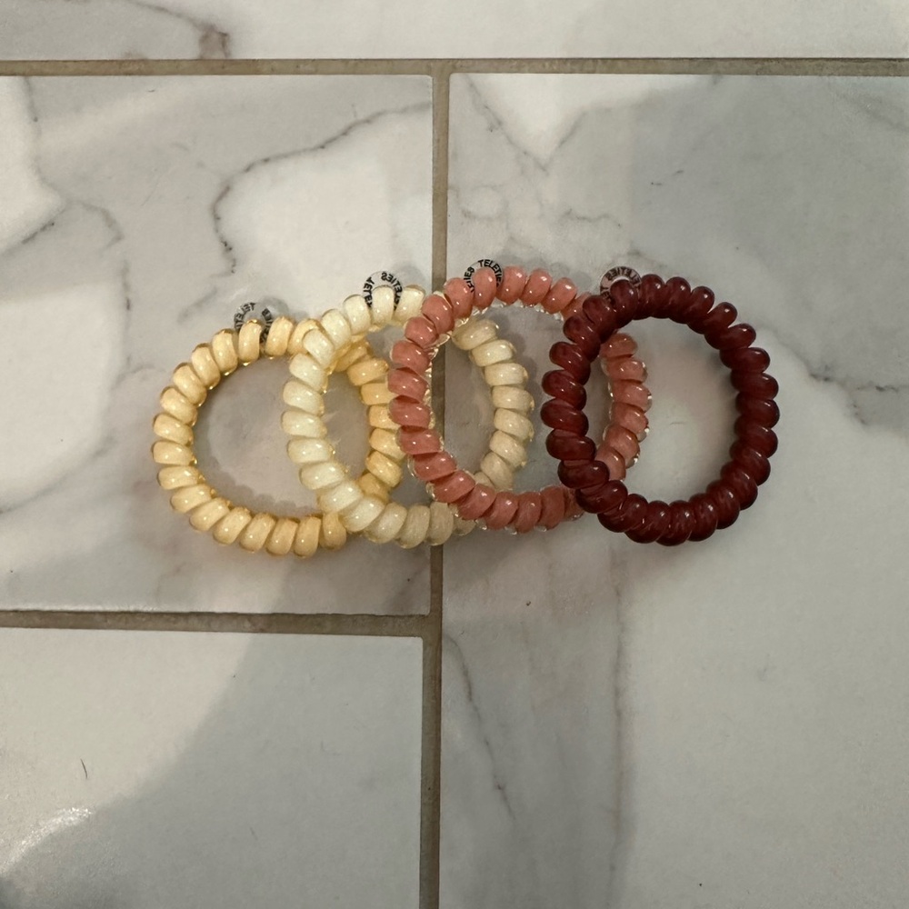 Set of 4 of Teleties hair accessories